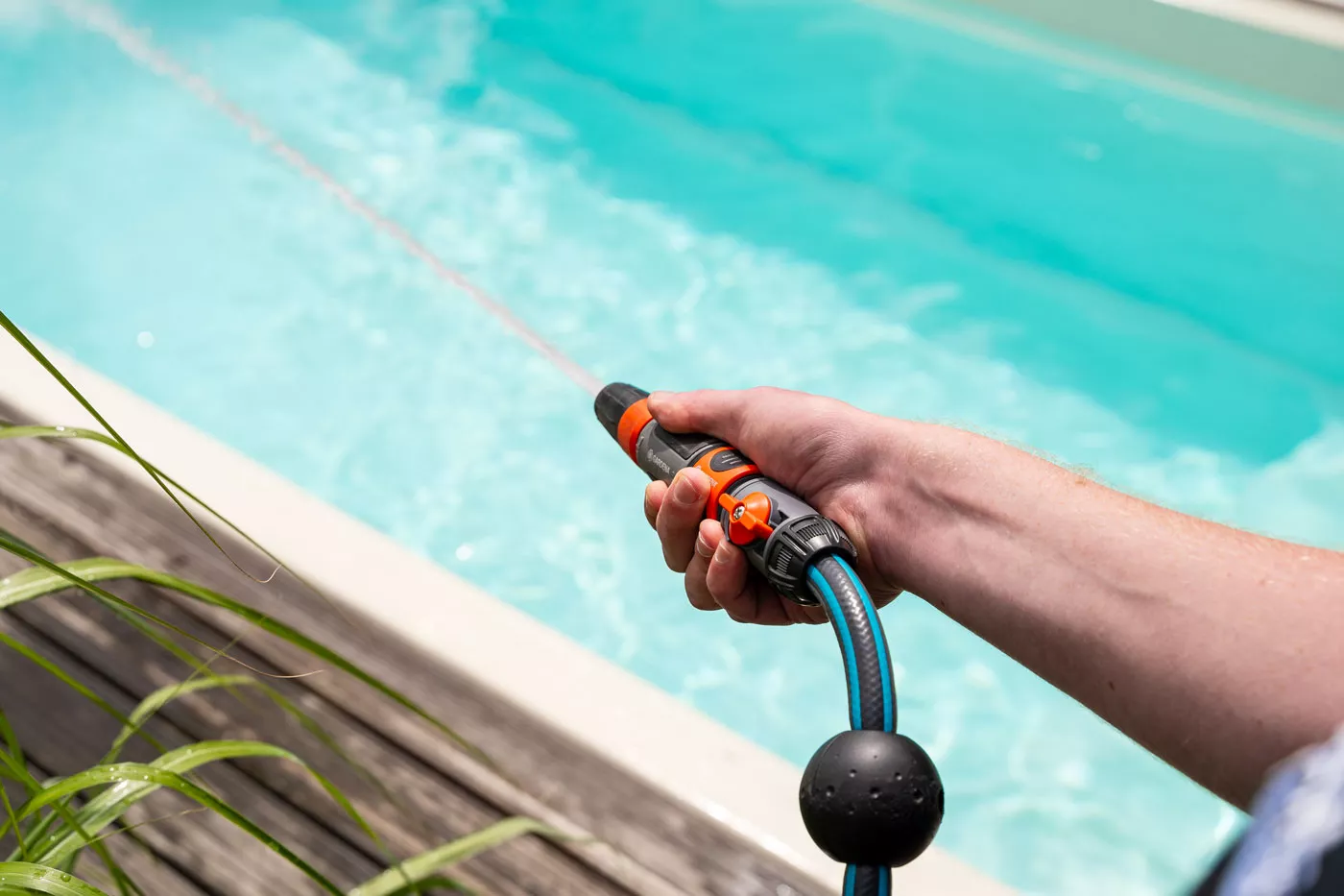 Gartenschlauch im Pool