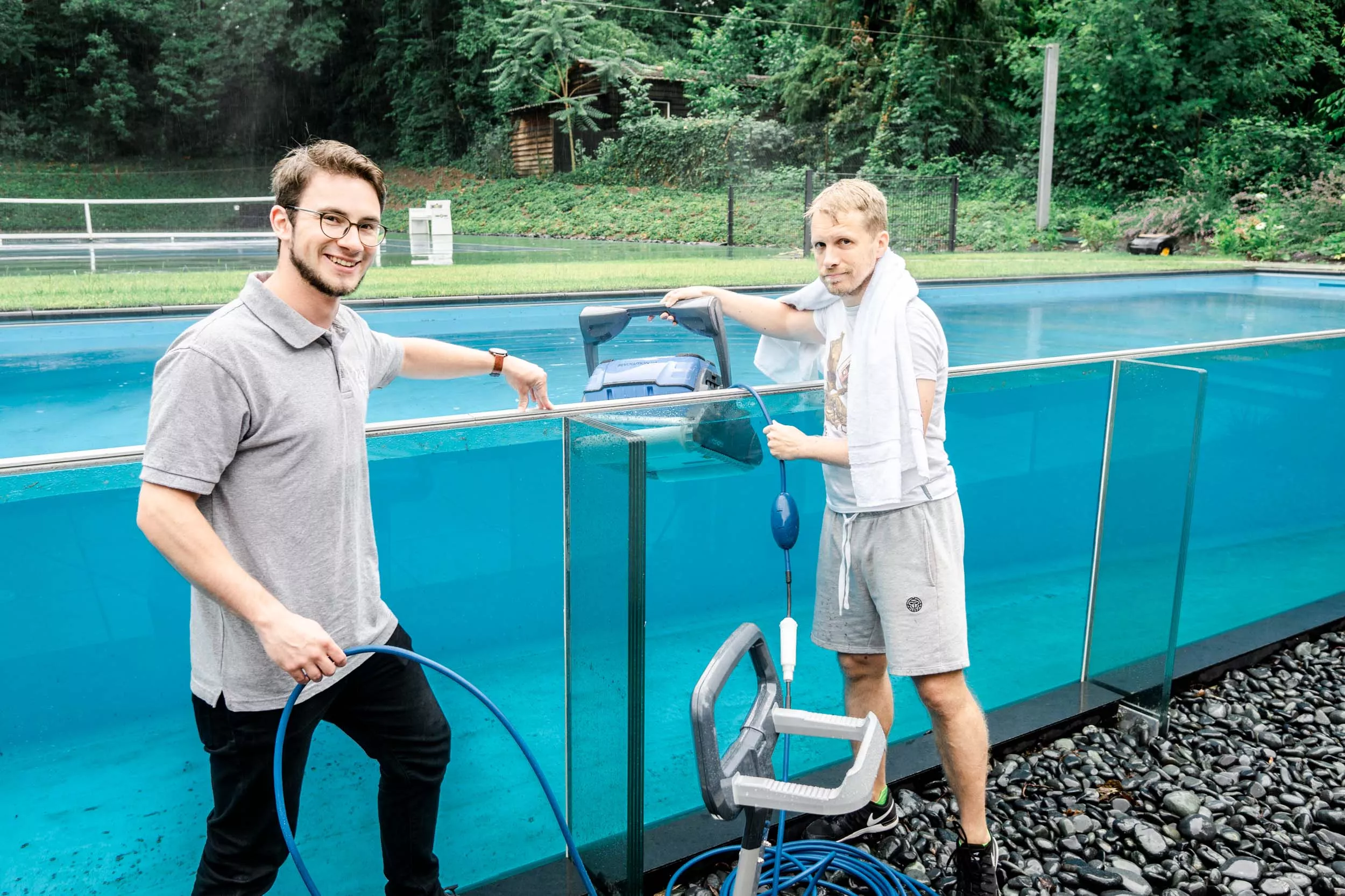 Poolroboter & Pocher: Die Wonderbrush- bzw. Canebo-Bürste im Promi-Einsatz