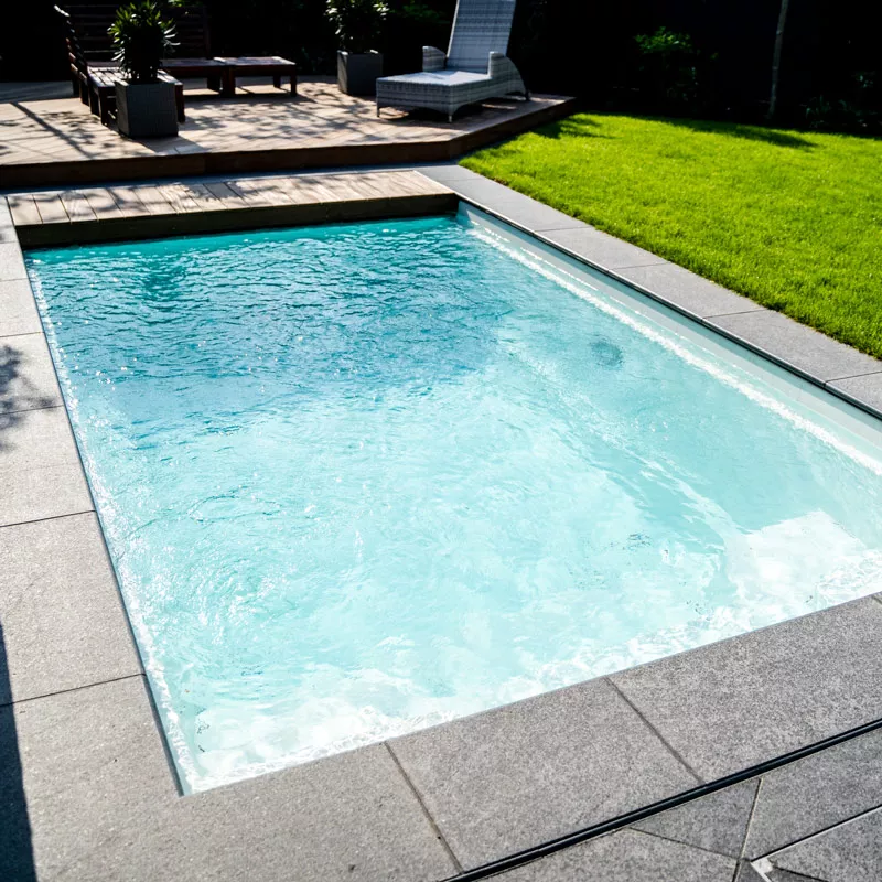 Sauberer Pool im Garten