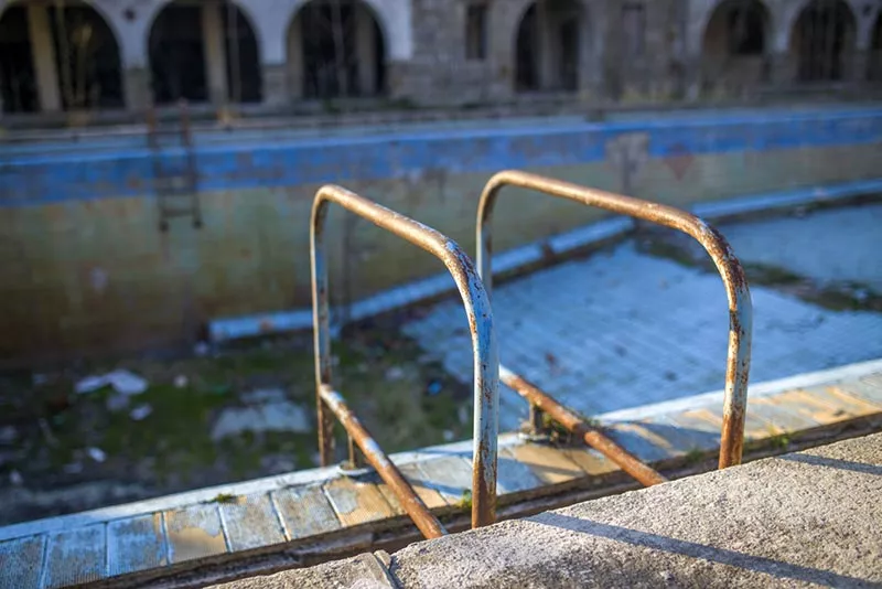 Lohnt sich eine Poolsanierung? Wir zeigen Ihnen, wie Sie Ihren Pool wieder schön machen.