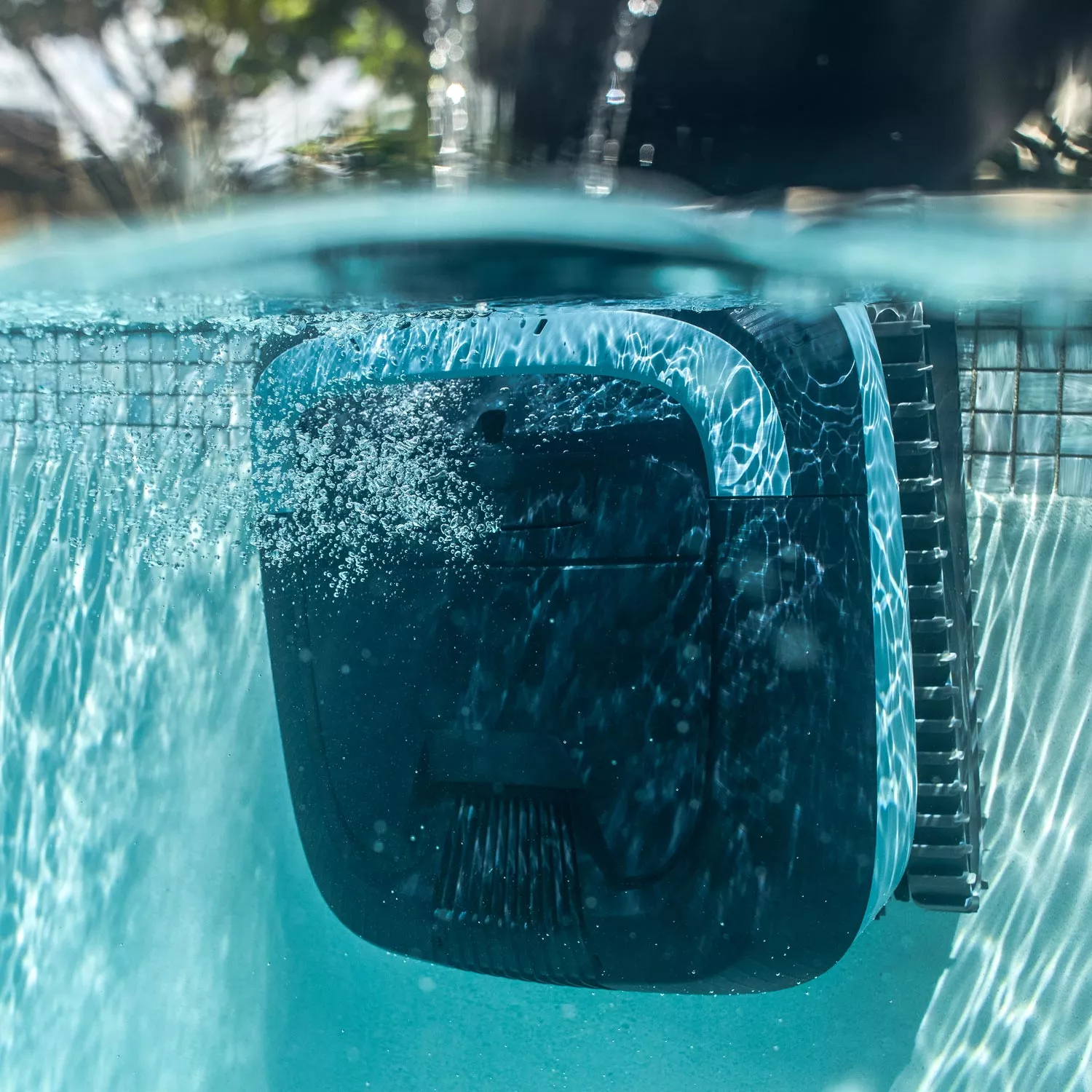 akku-poolroboter-dolphin-eon-120d-life-wasserlinie Poolroboter Dolphin EON 120d