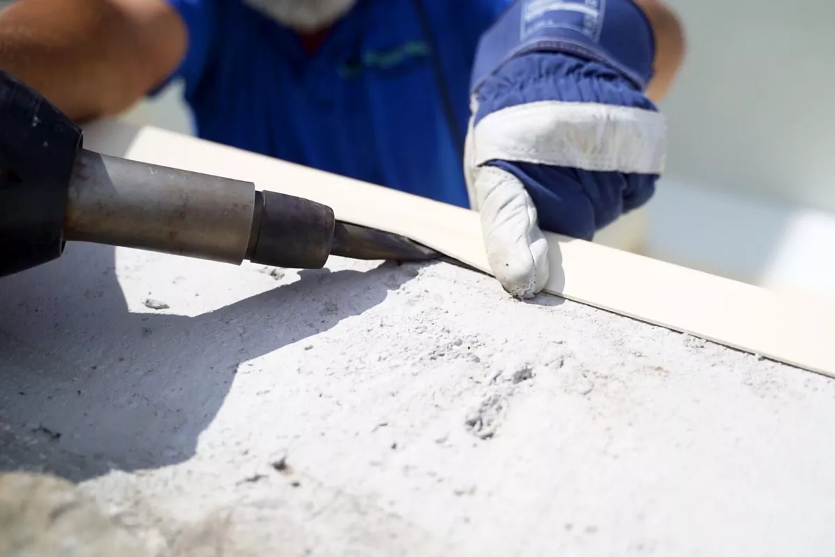 Verlegen-von-Poolfolie_4