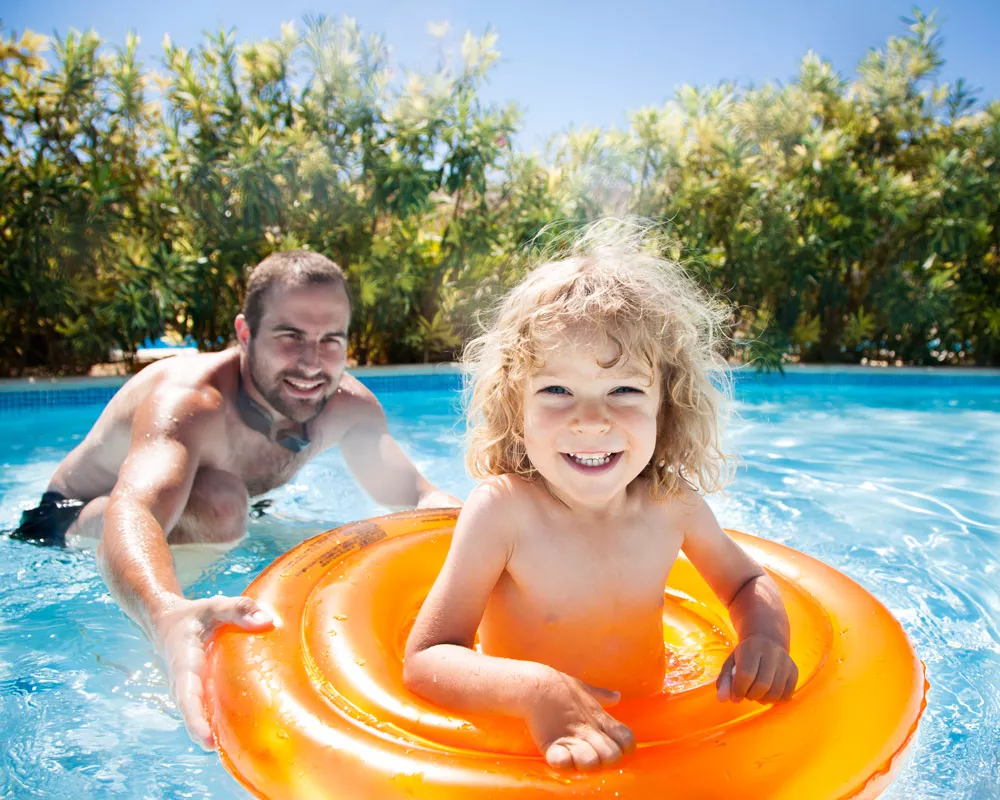 Kind mit Vater in Pool