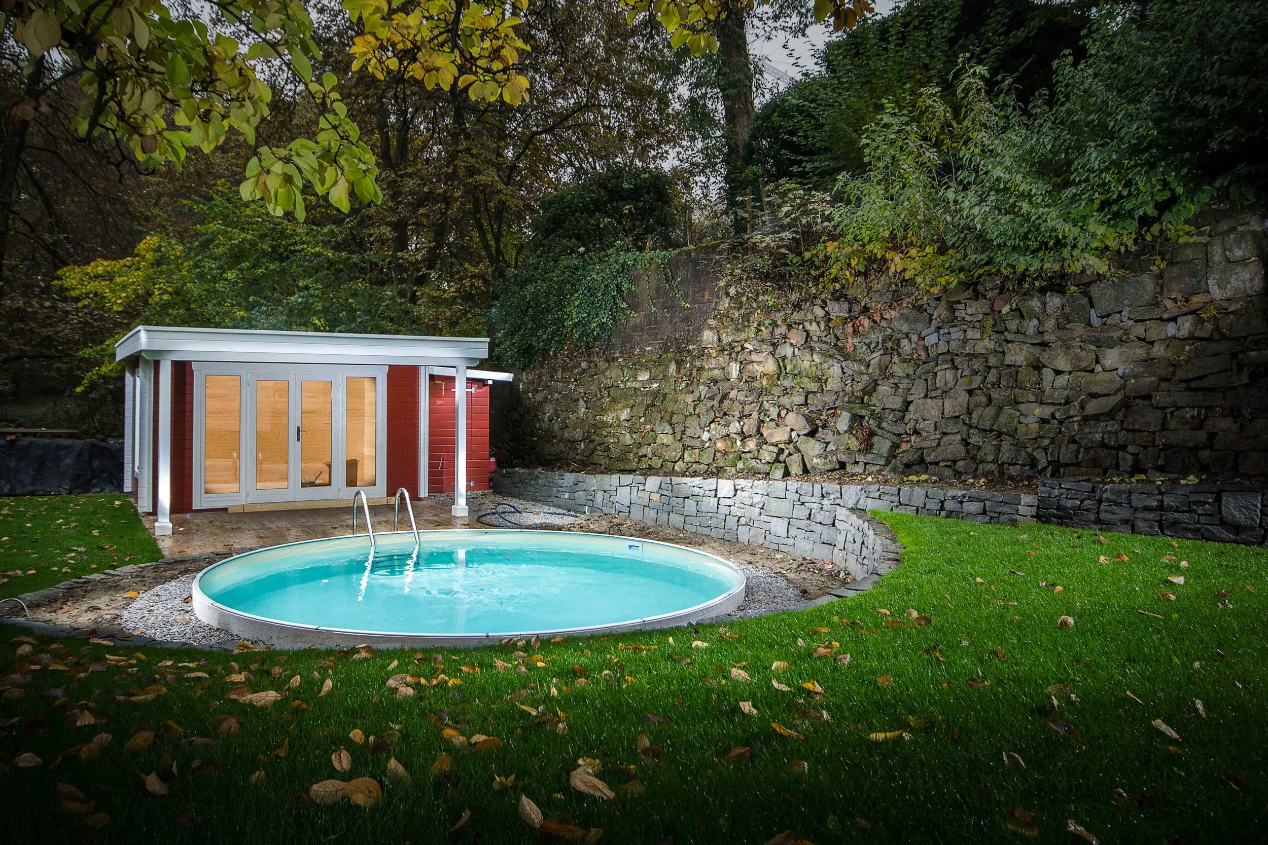 Stahlwandpool rund vor Sauna Stahlwandpool rund vor Sauna