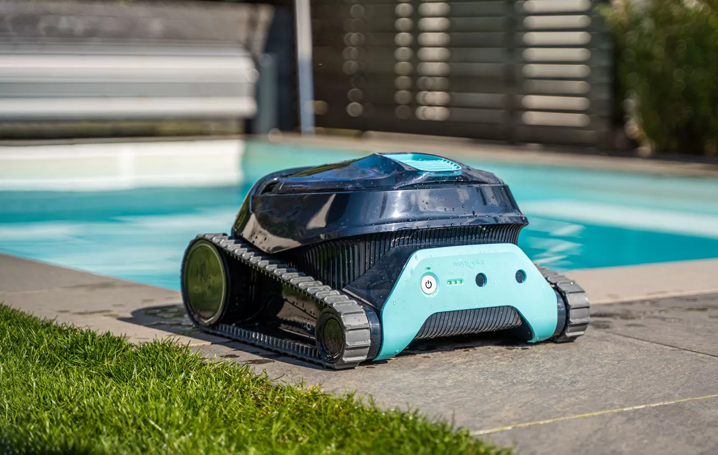 Akku Poolroboter Dolphin Liberty neben Pool