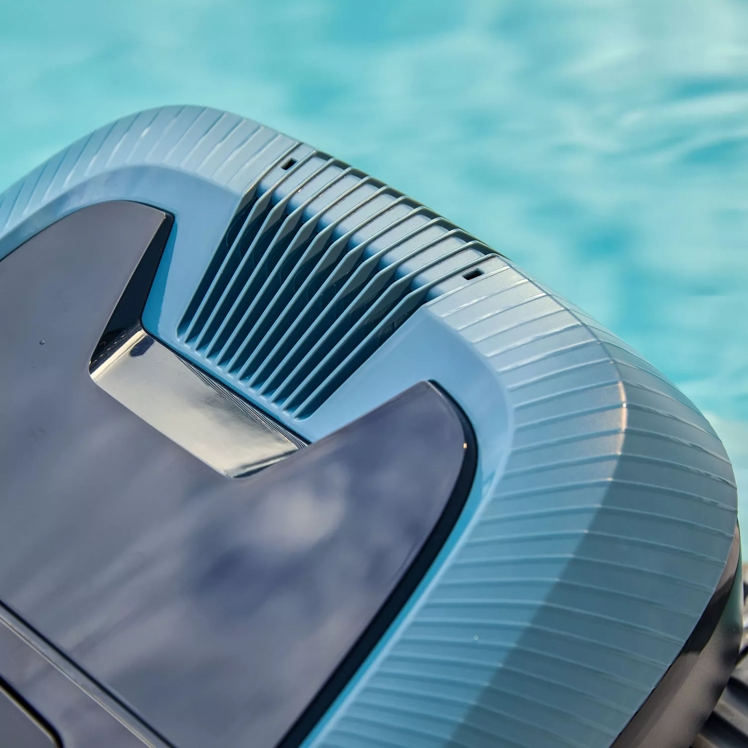 akku-poolroboter-dolphin-eon-100-life-auslass Poolroboter Dolphin EON 100