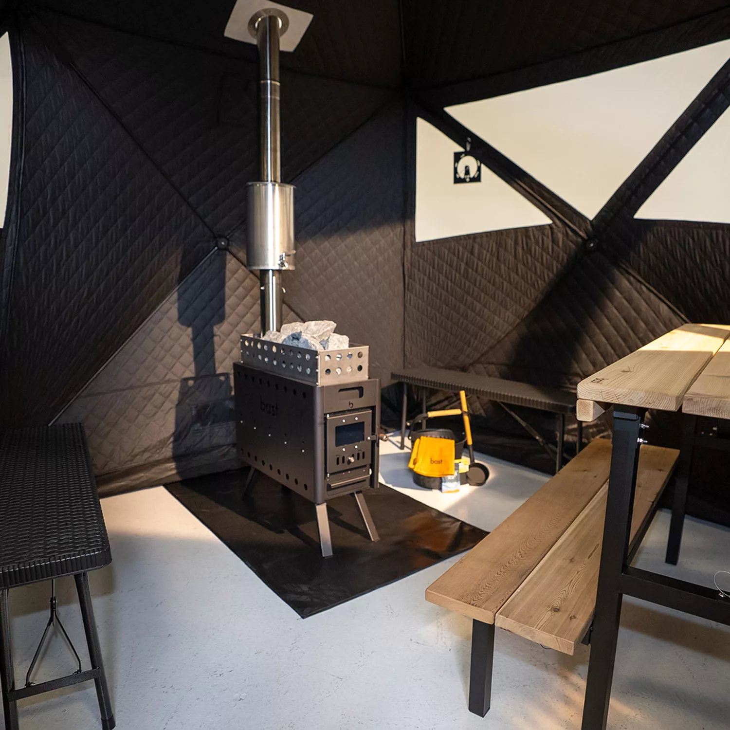 bast-bjoerk-deluxe-saunazelt-innen Bast Björk Deluxe Saunazelt - normale & zweiteilige Bank