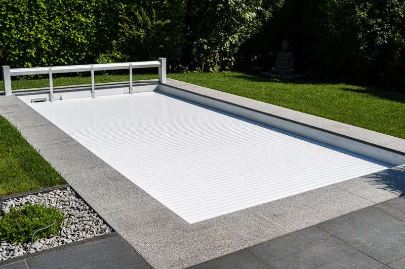 Pool-Abdeckung: Mehr Sicherheit, weniger Kosten, wärmeres Wasser