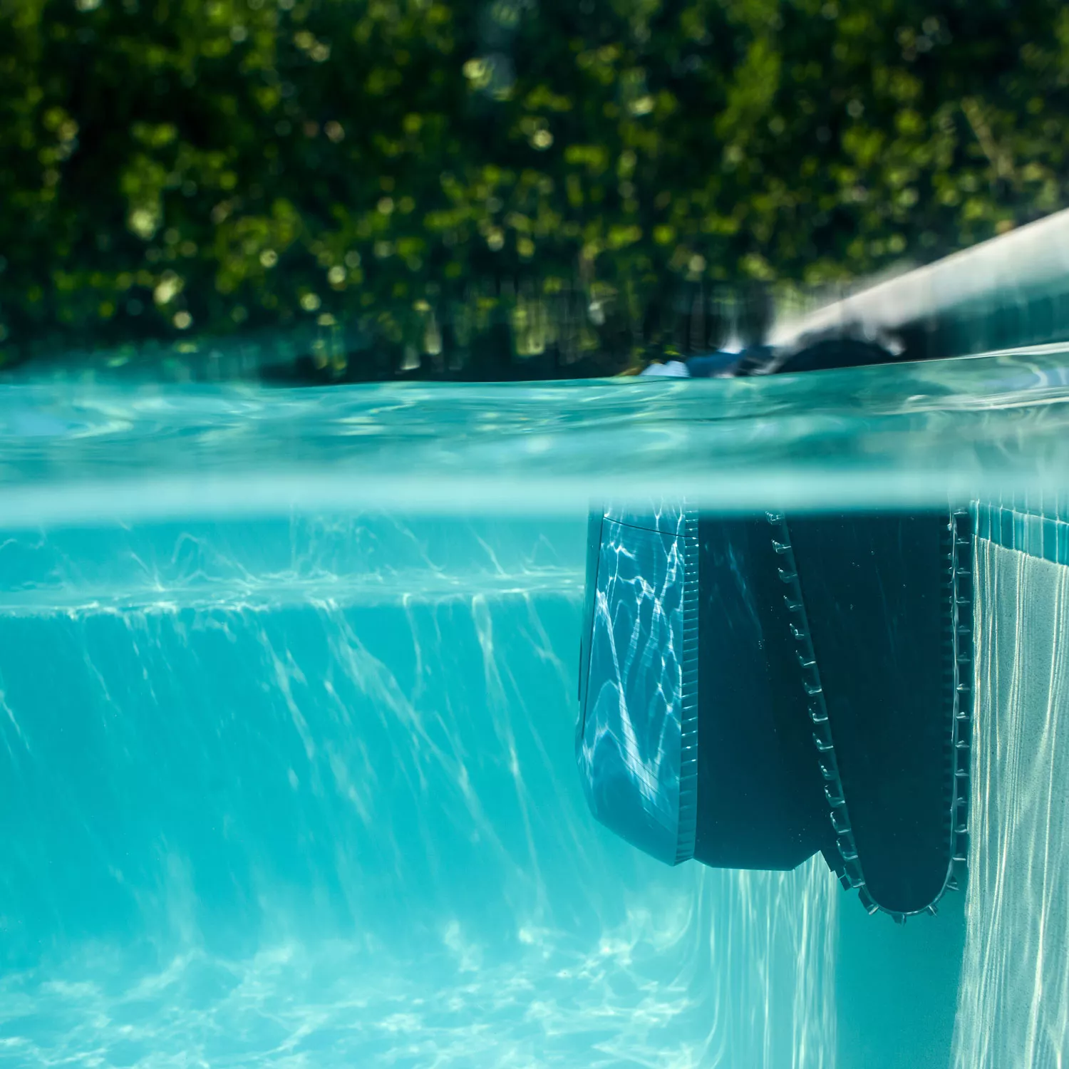 akku-poolroboter-dolphin-eon-100-wasserlinie-unter-wasser Poolroboter Dolphin EON 100