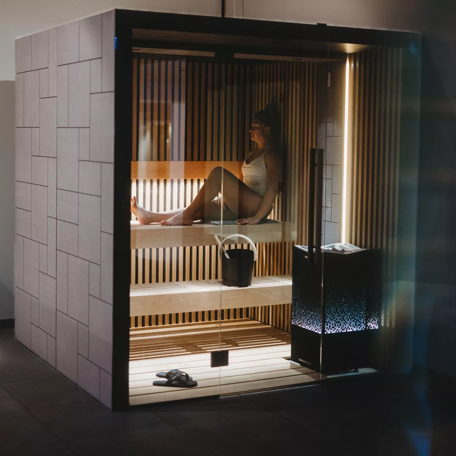 tylo-crown-combi-sauna-in-nutzung Tylö Crown Combi Saunaofen mit Steuerung Elite - 6,6 kW