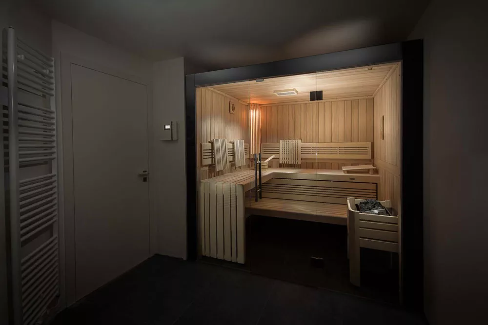 Viliv Sauna eingebaut in dunklem Raum