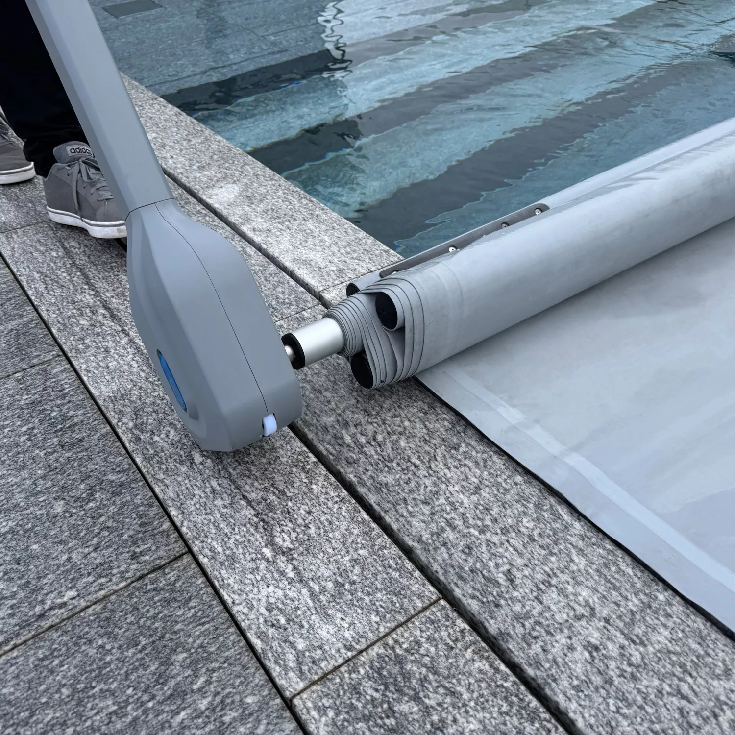 BAC iScoot 700 Aufrollsystem für Rollschutz Poolabdeckung